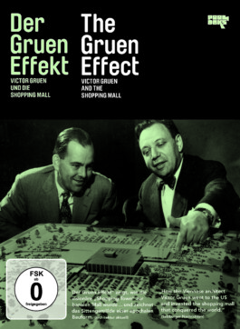 DVD Cover The Gruen Effect, Archivfoto: zwei Männer sitzen for dem Modell eines Kaufhauses 